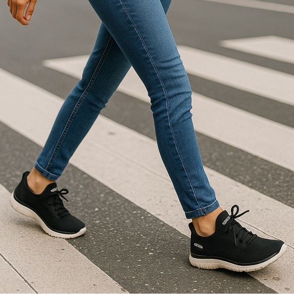 Skechers Swift Fit Sneakers Women’s 8.5 Black Hands-Free Slip-On Comfort NWT - Picture 1 of 11